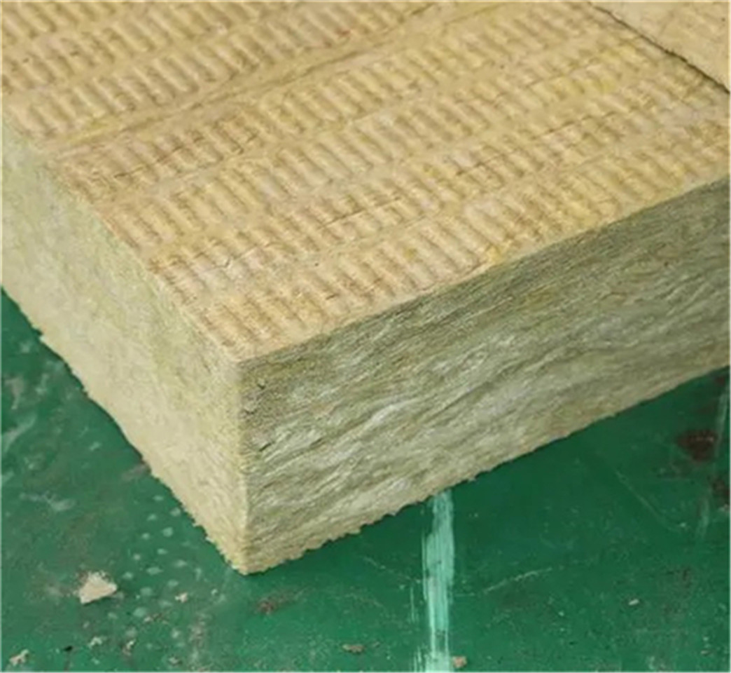 隨著(zhù)現代建筑對節能環(huán)保的要求日益提高，外墻保溫材料的選擇變得尤為重要。其中，巖棉板以其出色的保溫性能、防火阻燃等特點(diǎn)，在建筑保溫領(lǐng)域得到了廣泛的應用。那么，關(guān)于外墻保溫巖棉板的收費，我們該如何理解呢？下面就為大家詳細解析一下。
