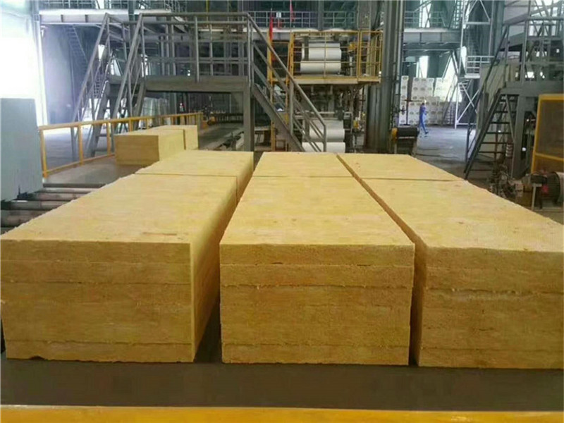 在當前的建筑行業(yè)中，蘭考縣外墻保溫巖棉板作為優(yōu)質(zhì)的保溫材料，因其獨特的物理特性和優(yōu)良的保溫效果，受到了業(yè)內的廣泛關(guān)注和應用。本文將重點(diǎn)分析蘭考縣外墻保溫巖棉板的特性和優(yōu)勢，為相關(guān)領(lǐng)域的研究和應用提供專(zhuān)業(yè)、準確的參考。